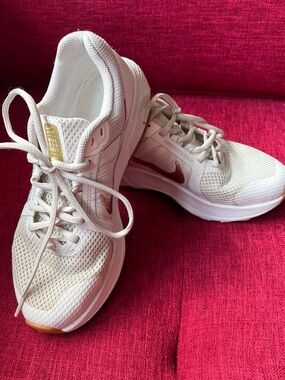 Nike Run Swift 2 Women’s Running Shoes Size 8 ( EU 39) White/Gold